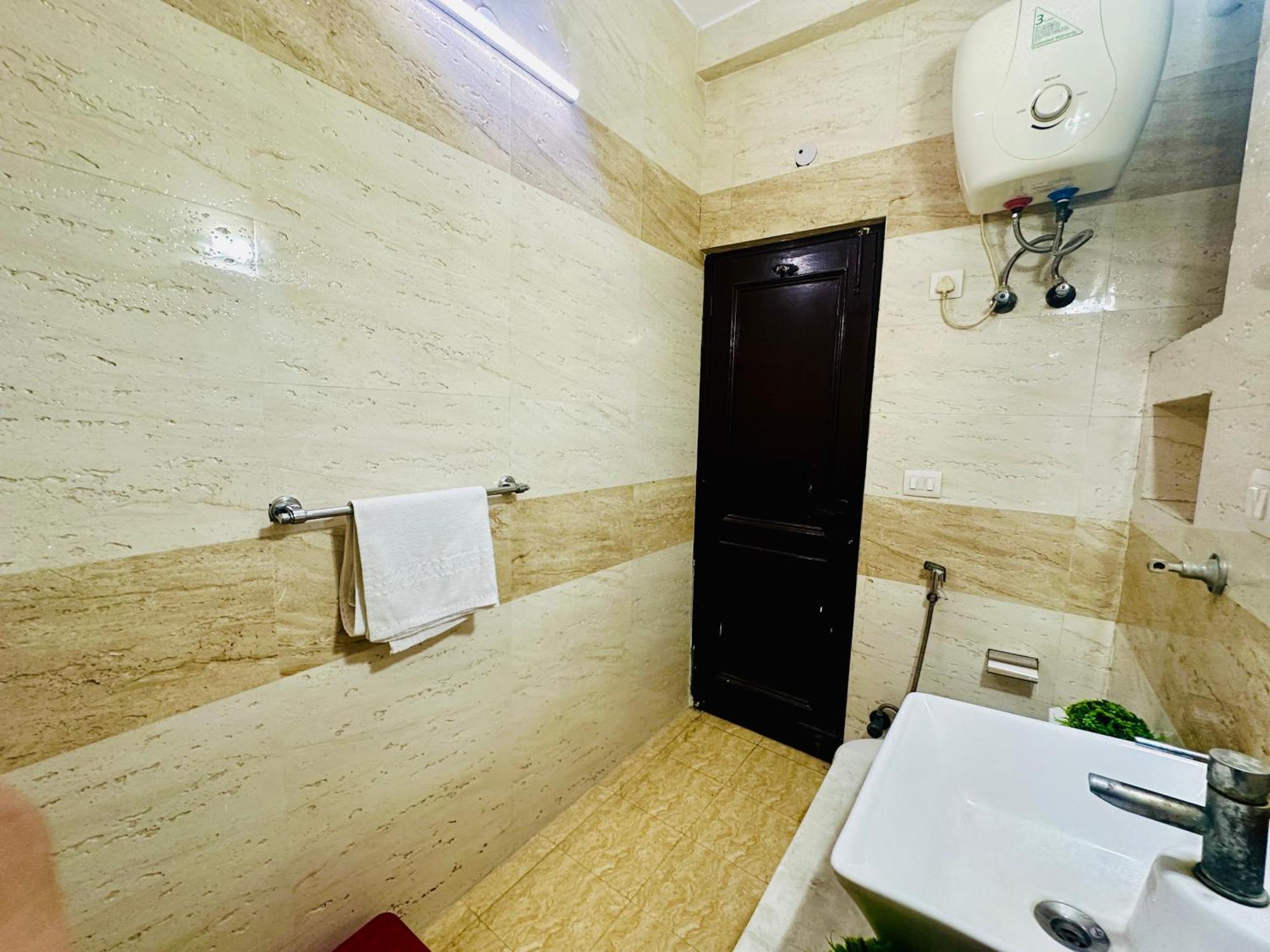 The White Scent-Near Noida Sector 18 Metro Hotel Exterior foto